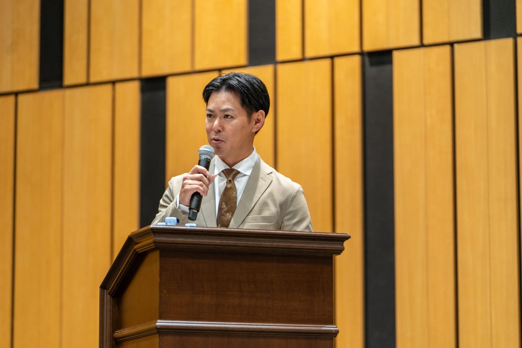 マイクを手に大会を進行する井黒卓氏