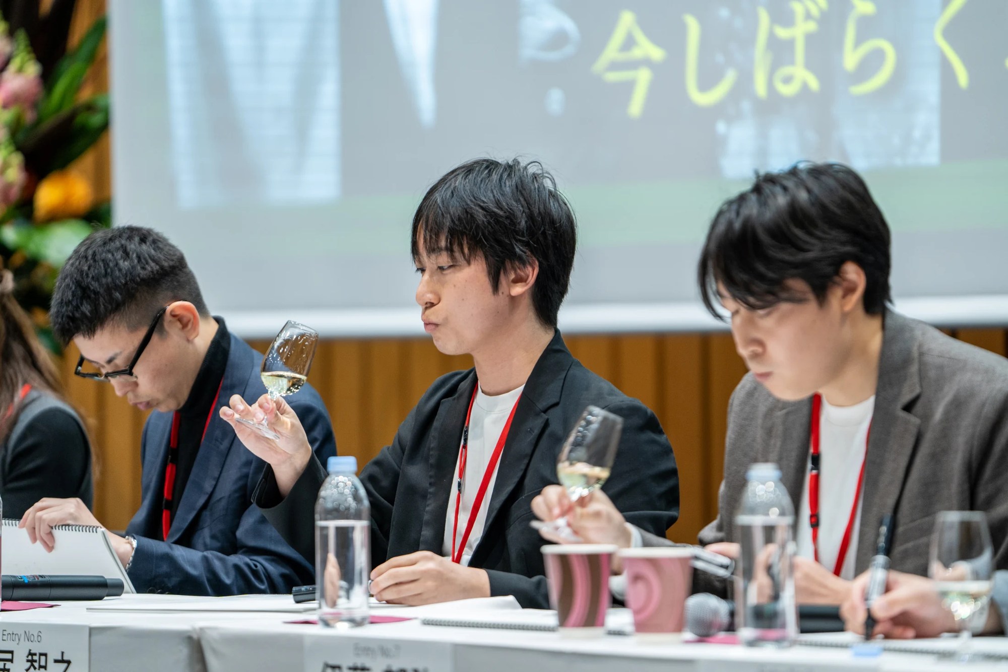 同じワインを前に真剣にテイスティングする第5回大会の選手たち